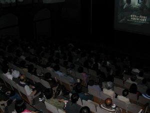 4月19日にはマイケル・ムーア監督の映画「シッコ」の上映会も行い、昼夜のべ400名が鑑賞しました。